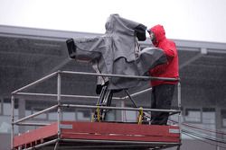Un cameraman sous la pluie