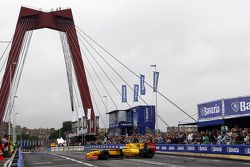 Jan Charouz, Renault F1 Team Yedek Pilotu performs for crowd