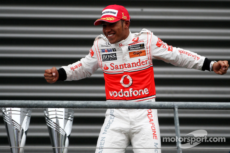 Podium: race winnaar Lewis Hamilton