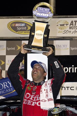 Victory lane: race winner Tony Stewart, Stewart-Haas Racing Chevrolet celebrates