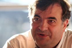 Tim Routsis et Mark Gallagher, manager général de Cosworth's F1 Business Unit parlent aux médias