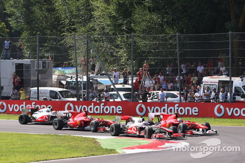 Старт: Дженсон Баттон (McLaren Mercedes) випереджає Фернандо Алонсо (Ferrari)