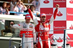 Podio: ganador de la carrera Fernando Alonso, Scuderia Ferrari, segundo lugar de Jenson Button, McLa