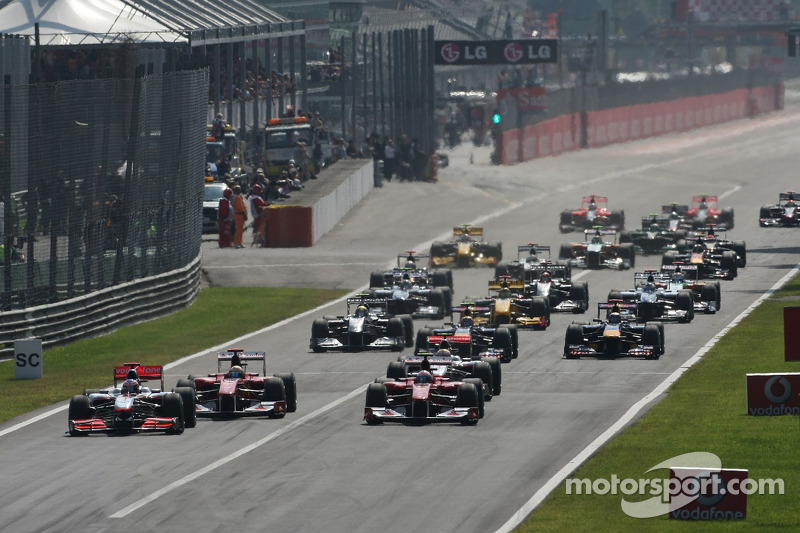 Старт: Дженсон Баттон (McLaren Mercedes) випереджає Фернандо Алонсо (Ferrari)