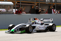 Dean Stoneman, Champion 2010 de Formule 2, franchit la ligne d'arrivée