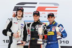 Podium de la première course : 1er Nicola de Marco, 2e Will Bratt, 3e Armaan Ebrahim