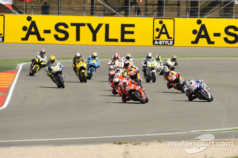 Start: Casey Stoner, Ducati Marlboro Team and Jorge Lorenzo, Fiat Yamaha Team lead the field