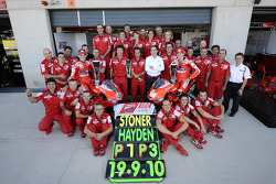 Casey Stoner (Ducati) célèbre sa victoire avec son coéquipier Nicky Hayden et avec toute l'équipe Ducati