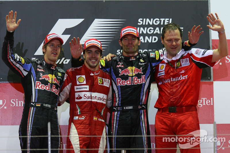 Podium: Fernando Alonso (Scuderia Ferrari), vainqueur, avec Sebastian Vettel (Red Bull Racing) et Mark Webber (Red Bull Racing)