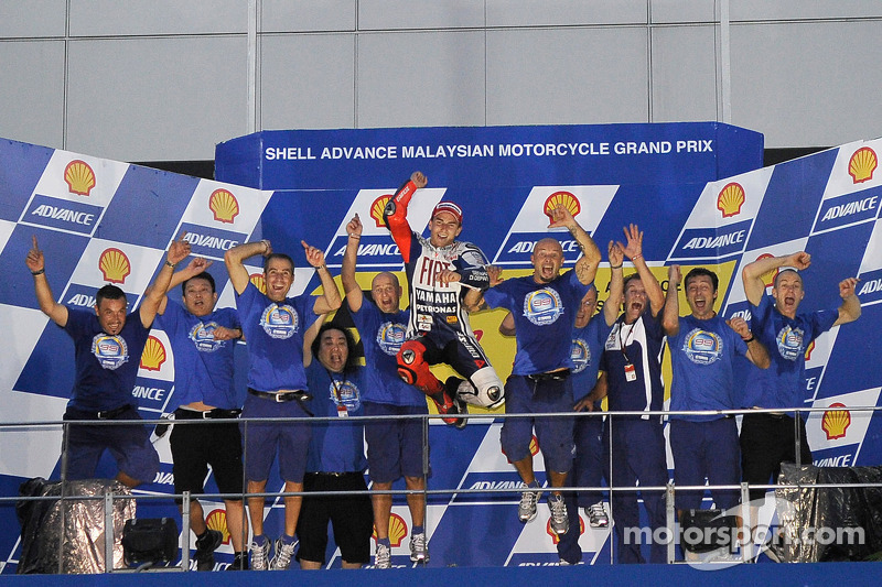 Campeón de MotoGP 2010 podio: Jorge Lorenzo, Fiat Yamaha Team celebra con su equipo