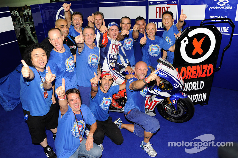 Le champion 2010 de MotoGP Jorge Lorenzo, Fiat Yamaha Team célèbre avec son équipe