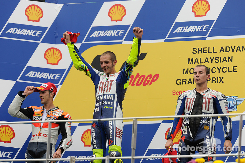 Podio: ganador de la carrera Valentino Rossi, Fiat Yamaha Team, segundo lugar Andrea Dovizioso, Reps