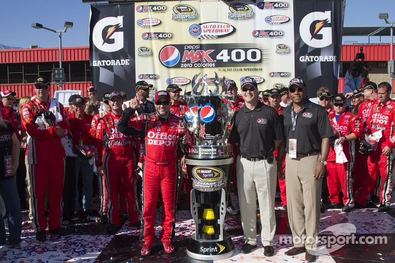 Victory lane: race winner Tony Stewart, Stewart-Haas Racing Chevrolet