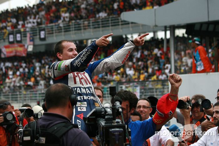 10-10-10: un día para la historia del motociclismo español. Jorge Lorenzo se proclamaba campeón del mundo de MotoGP por primera vez. Además, horas antes Toni Elías hizo lo propio en Moto2. Y para rematar las alegrías, Valentino Rossi ganaba la carrera por primera vez tras su reaparición.