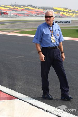 Charlie Whiting, directeur de course, starter et délégué sécurité de la FIA, regarde le circuit