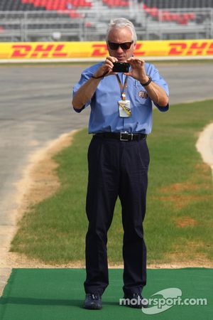 Charlie Whiting, directeur de course, starter et délégué sécurité de la FIA, regarde le circuit