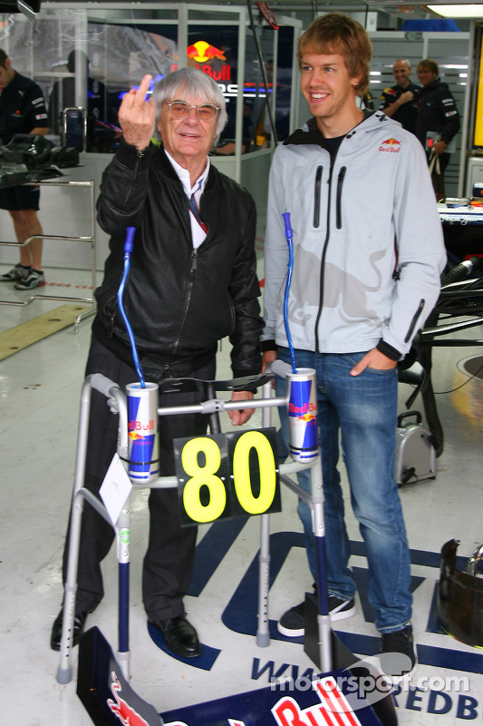 Bernie Ecclestone fêtera ses 80 ans la semaine prochaine et comme cadeau d'anniversaire, l'équipe Red Bull lui a donné un cadre Zimmer avec Sebastian Vettel (Red Bull Racing)