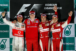 Podium: race winnaar Fernando Alonso, Scuderia Ferrari, 2de Lewis Hamilton, McLaren Mercedes, 3de Fe
