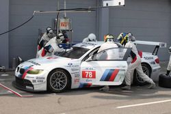 Arrêt au stand pour la #78 BMW Team Schnitzer BMW M3 de Jörg Müller et Dirk Werner