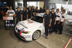 Les vainqueurs LMGT2 Jörg Müller et Dirk Werner célèbrent leur victoire avec l'équipe BMW Team Schnitzer