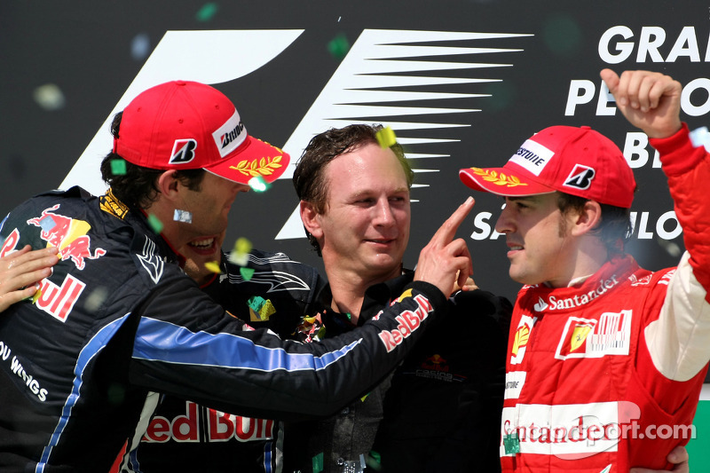 Podio: ganador de la carrera Sebastian Vettel, Red Bull Racing, segundo lugar Mark Webber, Red Bull Racing, y tercer lugar Fernando Alonso, Scuderia Ferrari, con Christian Horner, Red Bull Racing, Director Deportivo