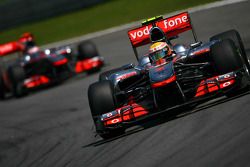Льюис Хэмилтон, McLaren Mercedes едет впереди Дженсона Баттона, McLaren Mercedes