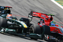 Jarno Trulli (Lotus F1 Team) et Lucas di Grassi (Virgin Racing)