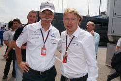 Dieter Zetsche (Mercedes) con Mika Hakkinen