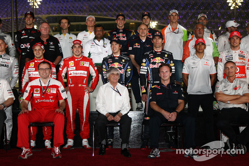 Bernie Ecclestone avec les pilotes et les directeurs d'équipe