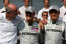 Photo d'équipe Mercedes avec Dieter Zetsche, Michael Schumacher et Nico Rosberg