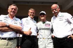 Photo d'équipe Mercedes avec Dieter Zetsche et Michael Schumacher