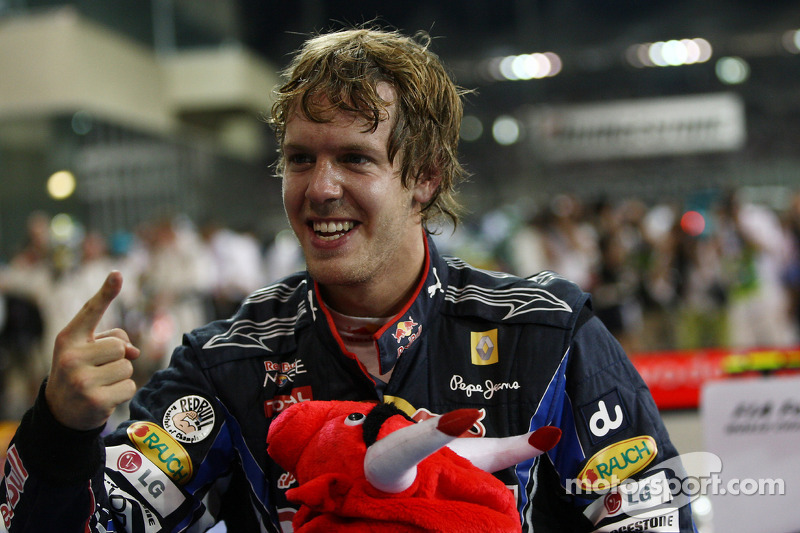 Yarış galibi ve 2010 Formula 1 Dünya Şampiyonu Sebastian Vettel, Red Bull Racing, kutlama yapıyor