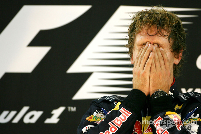 Podyum: Yarış galibi ve 2010 Formula 1 Dünya Şampiyonu Sebastian Vettel, Red Bull Racing, kutlama ya