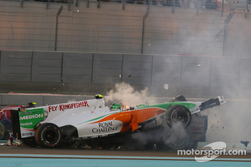 Vitantonio Liuzzi, Force India F1 Team and Michael Schumacher, Mercedes GP crashed