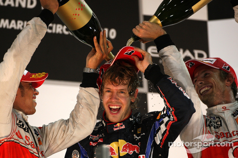 Hamilton y Button bañan al campeón