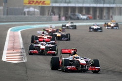 Lewis Hamilton, McLaren Mercedes, leidt voor Jenson Button, McLaren Mercedes