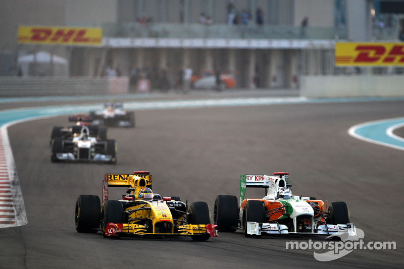 Robert Kubica, Renault F1 Team, Adrian Sutil, Force India F1 Team, GP Abu Zabi 2010