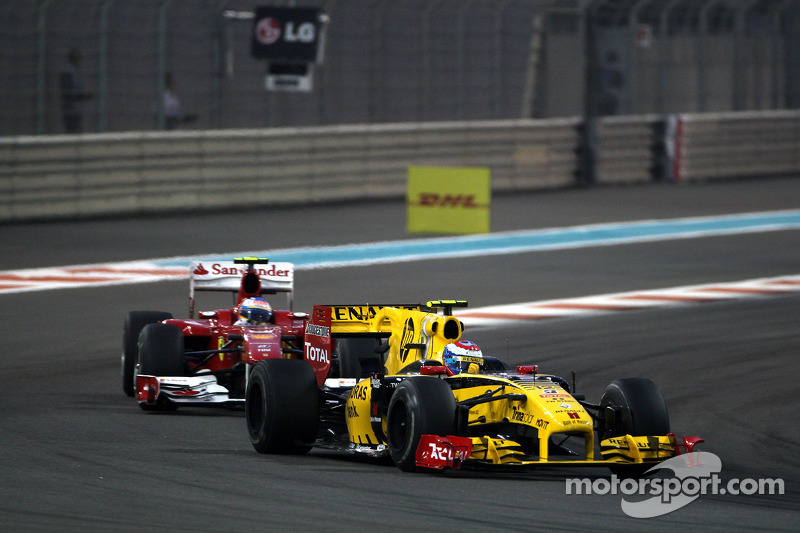 Vitaly Petrov (Renault) devance Fernando Alonso (Ferrari)