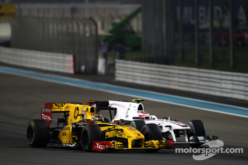 Robert Kubica, Renault F1 Team, Kamui Kobayashi, BMW Sauber F1 Team, GP Abu Zabi 2010
