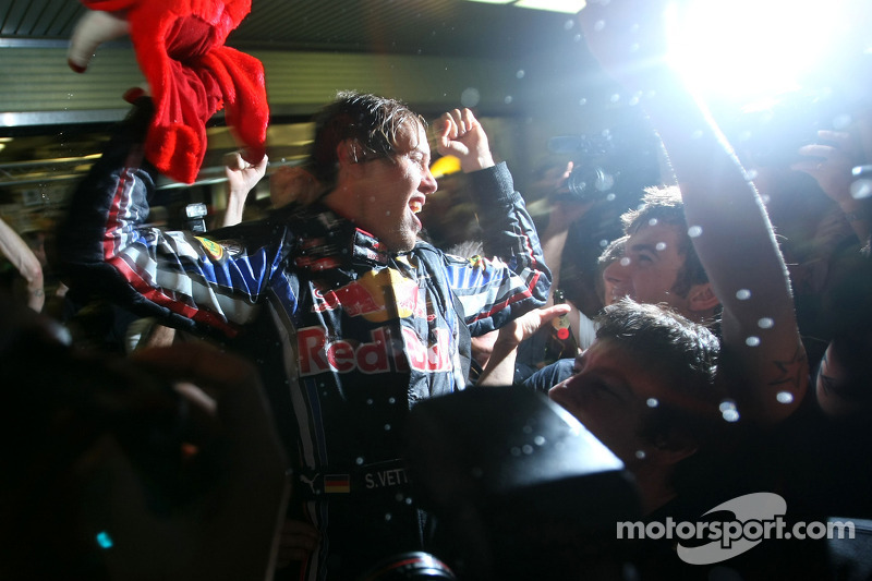 Yarış galibi ve 2010 Formula 1 Dünya Şampiyonu Sebastian Vettel, Red Bull Racing, takımı ile kutlama yapıyor