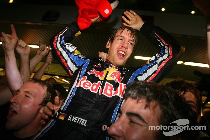 Yarış galibi ve 2010 Formula 1 Dünya Şampiyonu Sebastian Vettel, Red Bull Racing, takımı ile kutlama