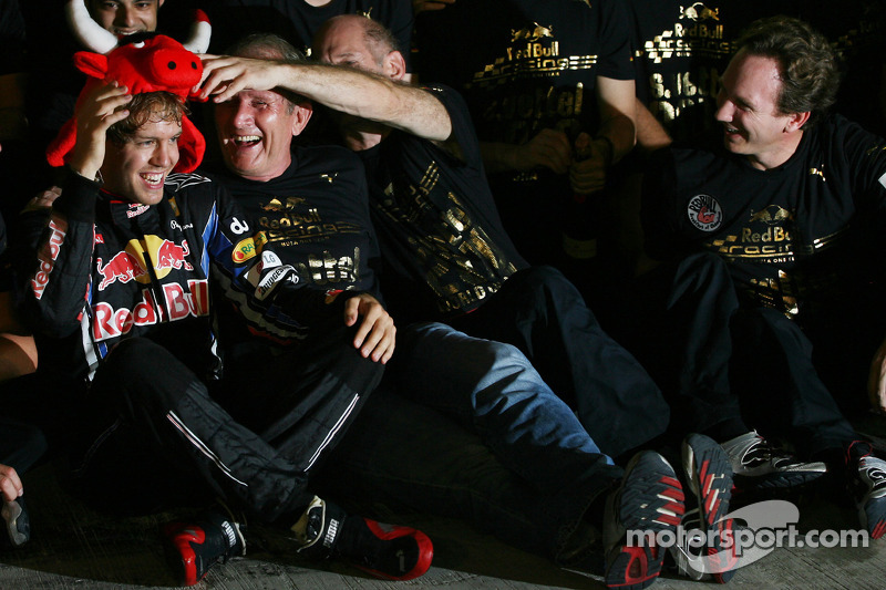 Yarış galibi ve 2010 Formula 1 Dünya Şampiyonu Sebastian Vettel, Red Bull Racing, takımı ile kutlama