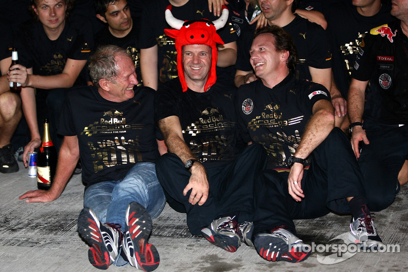 Yarış galibi ve 2010 Formula 1 Dünya Şampiyonu Sebastian Vettel, Red Bull Racing, takımı ile kutlama
