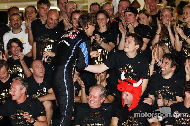 Yarış galibi ve 2010 Formula 1 Dünya Şampiyonu Sebastian Vettel, Red Bull Racing, takımı ile kutlama