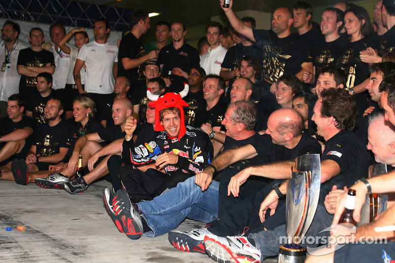 Race winnaar en 2010 wereldkampioen F1 Sebastian Vettel, Red Bull Racing  viert met team