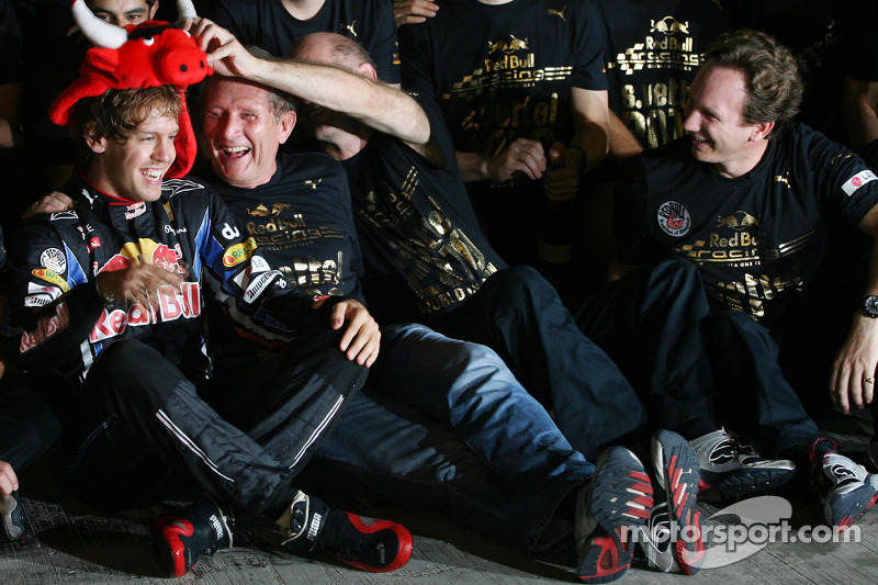 Yarış galibi ve 2010 Formula 1 Dünya Şampiyonu Sebastian Vettel, Red Bull Racing, takımı ile kutlama