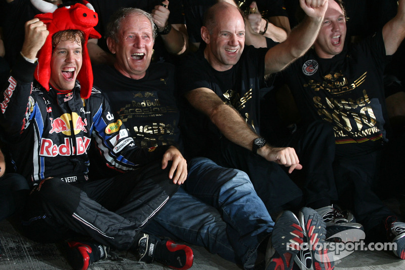 Yarış galibi ve 2010 Formula 1 Dünya Şampiyonu Sebastian Vettel, Red Bull Racing, takımı ile kutlama