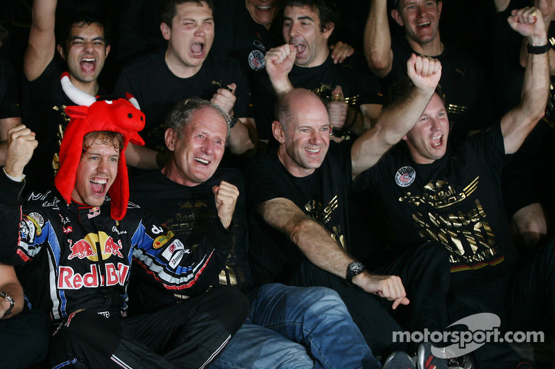 Yarış galibi ve 2010 Formula 1 Dünya Şampiyonu Sebastian Vettel, Red Bull Racing, takımı ile kutlama