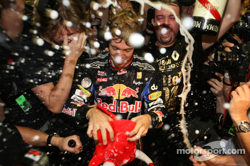 Yarış galibi ve 2010 Formula 1 Dünya Şampiyonu Sebastian Vettel, Red Bull Racing, takımı ile kutlama