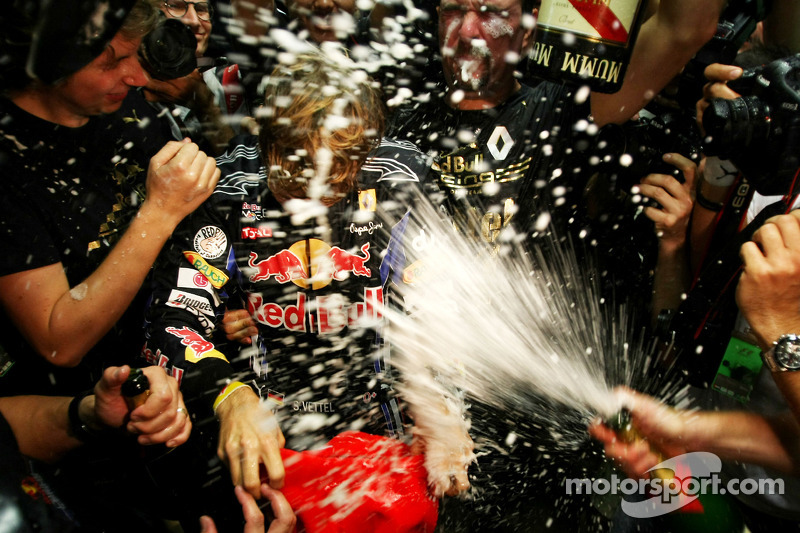Yarış galibi ve 2010 Formula 1 Dünya Şampiyonu Sebastian Vettel, Red Bull Racing, takımı ile kutlama